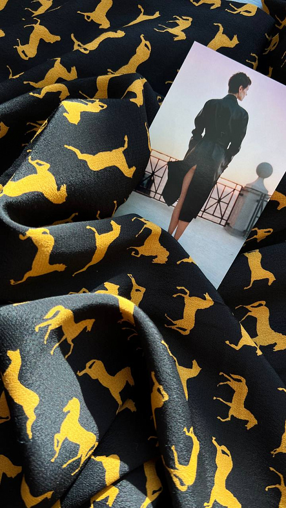 картинка Креповая вискоза от Stella McCartney с узнаваемыми лошадками от магазина