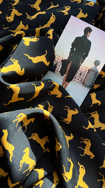 картинка Креповая вискоза от Stella McCartney с узнаваемыми лошадками магазин являющийся официальным дистрибьютором в России 